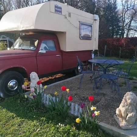 Le Pick Up 403 Vintage Hotel Oradour-sur-Glane Exterior photo